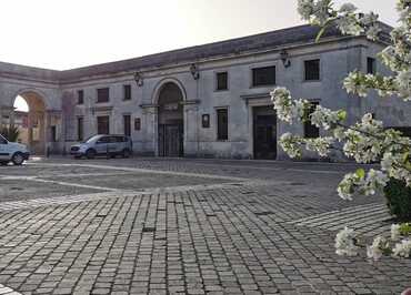 L'Office de Tourisme de la Destination Cognac est situé dans la cour du Musée d'art et d'histoire en plein centre ville