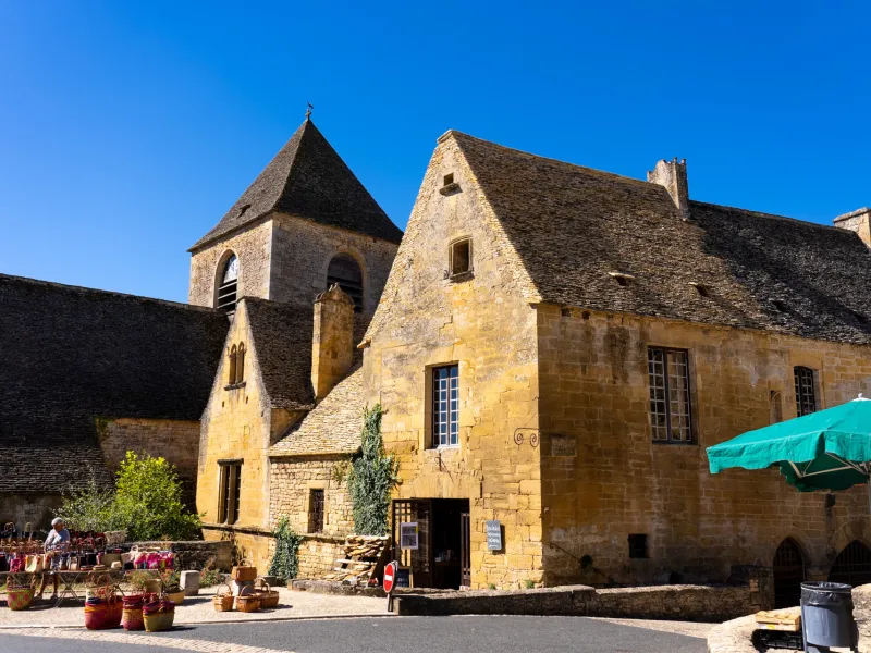 le chateau de saint genies et ses toits de lauze