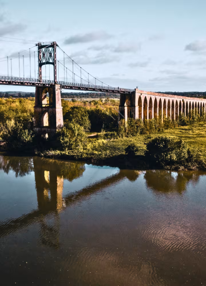 Pont suspendu sur la flow vélo