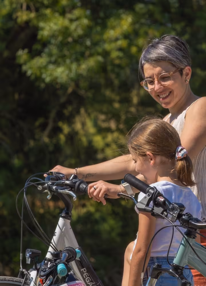 Mère et ses filles à vélo