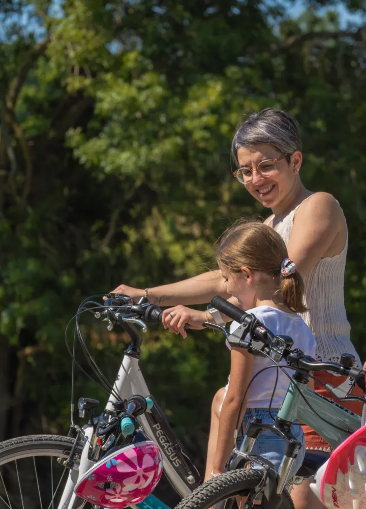 Mère et ses filles à vélo
