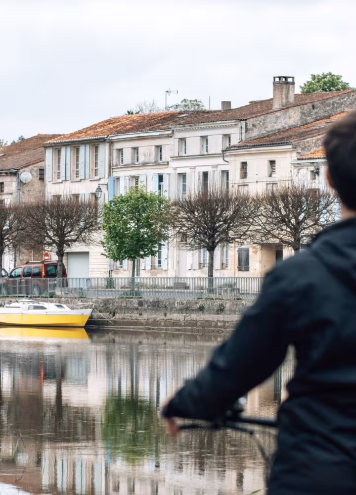 Homme devant St Savinien