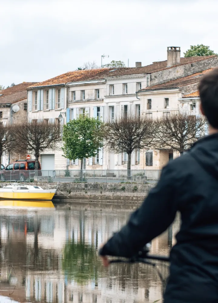 Homme devant St Savinien