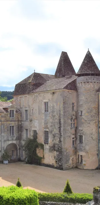 Près de Thiviers, Château La Marthonie