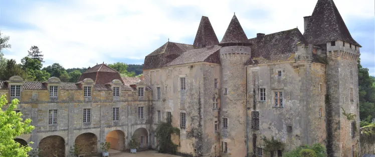 Près de Thiviers, Château La Marthonie