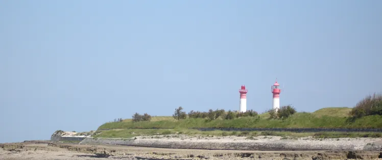 Phare et Grande Plage à l'île d'Aix