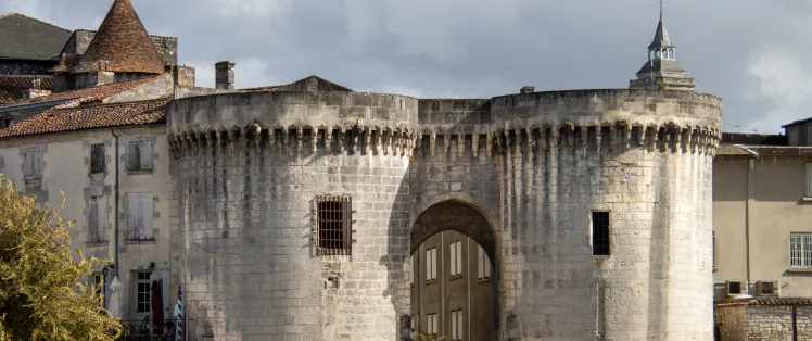 Cognac, les 2 tours. portes St Jacques