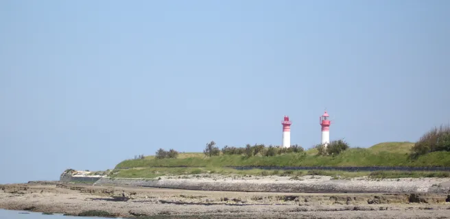 Phare et Grande Plage à l'île d'Aix