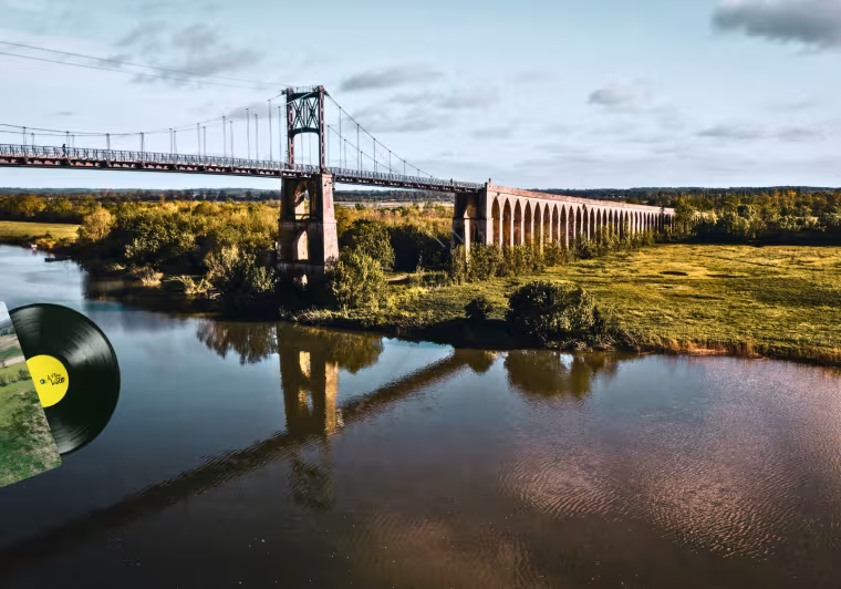 Pont suspendu sur la flow vélo