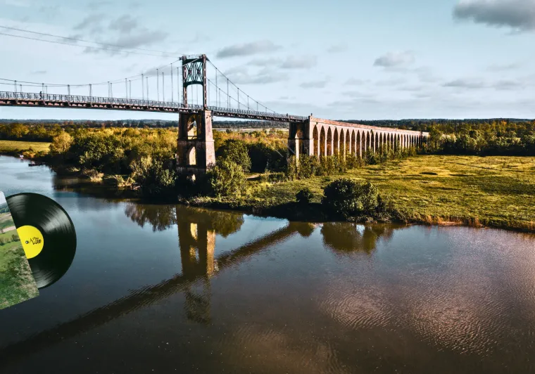 Pont suspendu sur la flow vélo