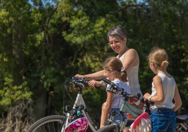 Mère et ses filles à vélo