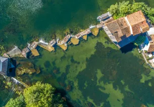 Vue aérienne de la pêcherie couverte et les essacs de Saint Simeux