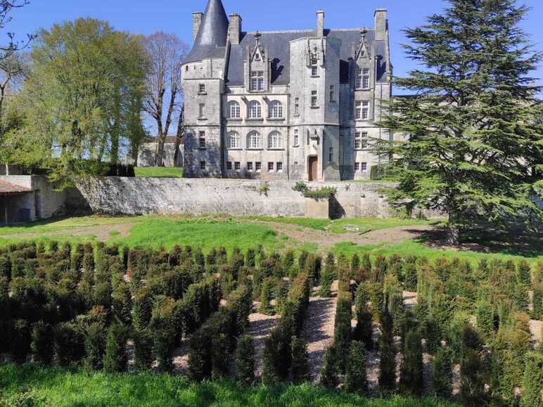 Le château de Crazannes (Charente-Maritime)