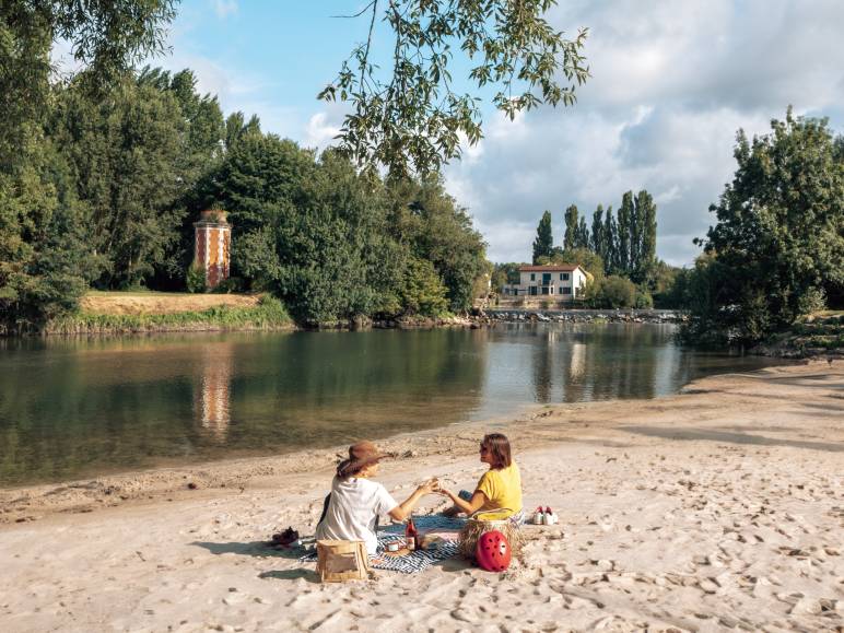 Femmes à Châteauneuf-sur-Charente