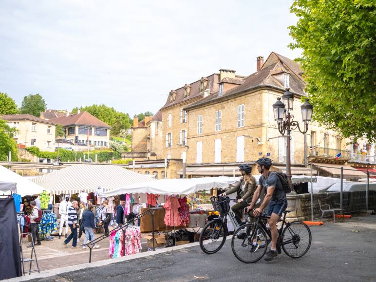 Le marché de Sarlat à vélo