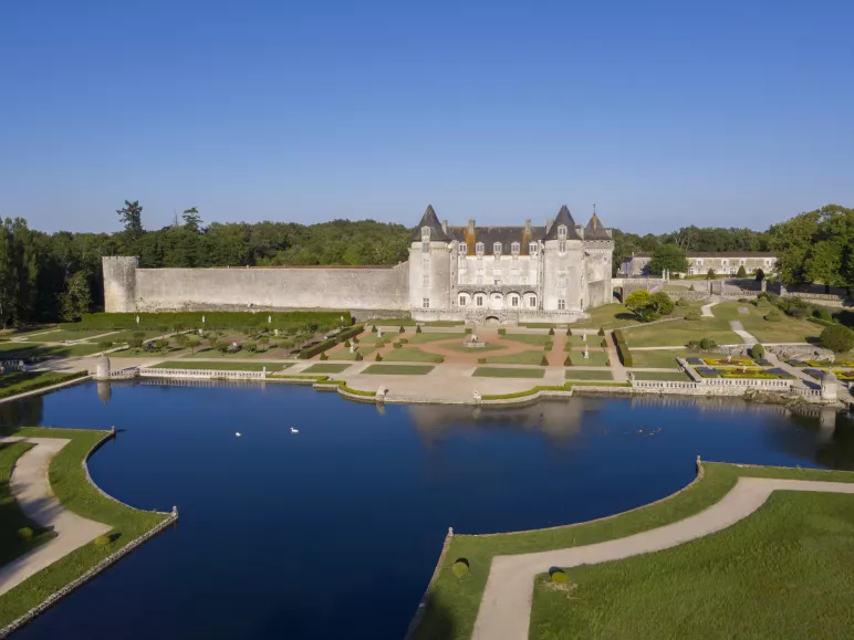 Le château de La Roche Courbon sur La Flow Vélo