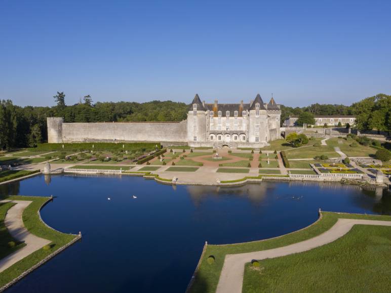 Le château de La Roche Courbon sur La Flow Vélo